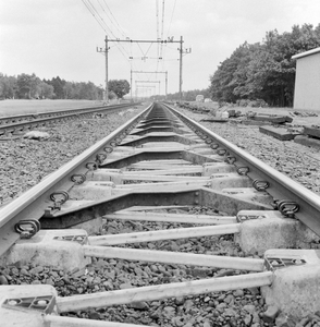 859262 Afbeelding van een spoorlijn met zig-zag dwarsliggers.